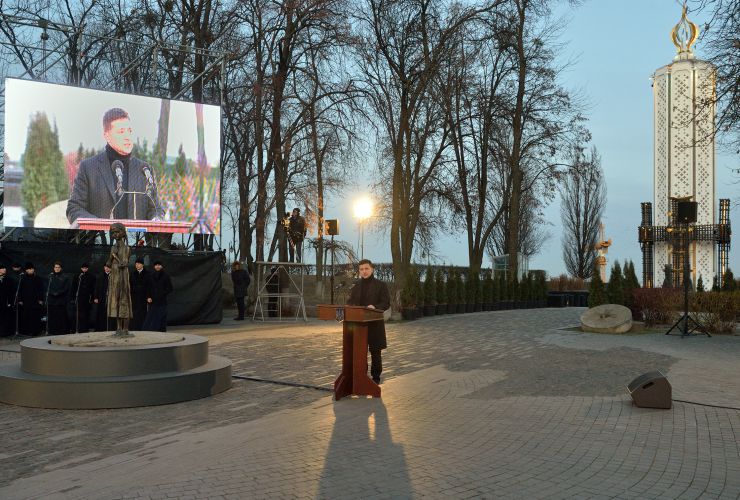 Президент України Володимир Зеленський, Голова Верховної Ради Дмитро Разумков, Прем’єр-міністр Олексій Гончарук взяли участь у церемонії вшанування пам’яті жертв голодоморів в Україні.

Президентське подружжя, а також Голова Верховної Ради Дмитро Разумков, Прем’єр-міністр Олексій Гончарук, представники дипломатичного корпусу та інші офіційні особи пройшли скорботною ходою до скульптури «Гірка пам’ять дитинства» на території Національного музею Голодомору-геноциду в Києві.
Після цього предстоятелі українських християнських церков відправили панахиду за померлими від Голодомору 1932-1933 років.

