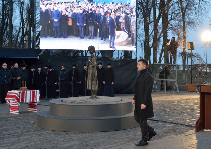 Президент України Володимир Зеленський, Голова Верховної Ради Дмитро Разумков, Прем’єр-міністр Олексій Гончарук взяли участь у церемонії вшанування пам’яті жертв голодоморів в Україні.

Президентське подружжя, а також Голова Верховної Ради Дмитро Разумков, Прем’єр-міністр Олексій Гончарук, представники дипломатичного корпусу та інші офіційні особи пройшли скорботною ходою до скульптури «Гірка пам’ять дитинства» на території Національного музею Голодомору-геноциду в Києві.
Після цього предстоятелі українських християнських церков відправили панахиду за померлими від Голодомору 1932-1933 років.
