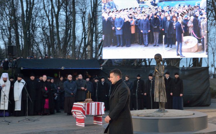 Президент України Володимир Зеленський, Голова Верховної Ради Дмитро Разумков, Прем’єр-міністр Олексій Гончарук взяли участь у церемонії вшанування пам’яті жертв голодоморів в Україні.

Президентське подружжя, а також Голова Верховної Ради Дмитро Разумков, Прем’єр-міністр Олексій Гончарук, представники дипломатичного корпусу та інші офіційні особи пройшли скорботною ходою до скульптури «Гірка пам’ять дитинства» на території Національного музею Голодомору-геноциду в Києві.
Після цього предстоятелі українських християнських церков відправили панахиду за померлими від Голодомору 1932-1933 років.
