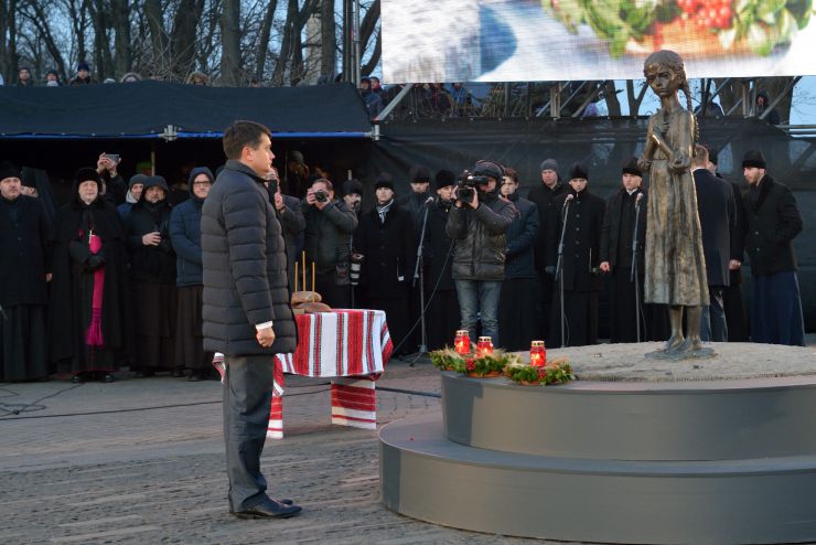Президент України Володимир Зеленський, Голова Верховної Ради Дмитро Разумков, Прем’єр-міністр Олексій Гончарук взяли участь у церемонії вшанування пам’яті жертв голодоморів в Україні.

Президентське подружжя, а також Голова Верховної Ради Дмитро Разумков, Прем’єр-міністр Олексій Гончарук, представники дипломатичного корпусу та інші офіційні особи пройшли скорботною ходою до скульптури «Гірка пам’ять дитинства» на території Національного музею Голодомору-геноциду в Києві.
Після цього предстоятелі українських християнських церков відправили панахиду за померлими від Голодомору 1932-1933 років.
