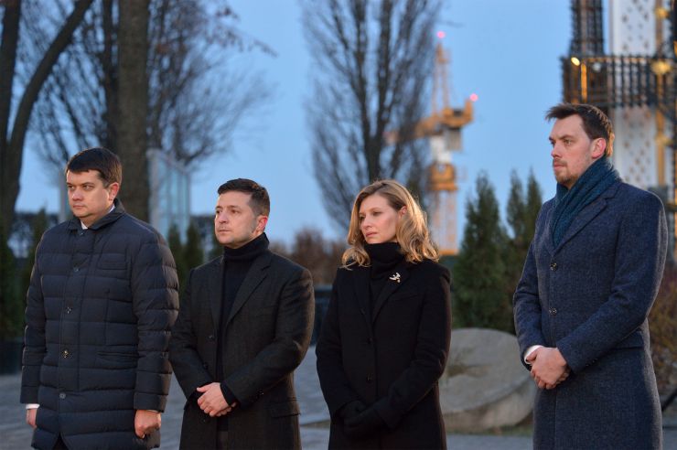 Президент України Володимир Зеленський, Голова Верховної Ради Дмитро Разумков, Прем’єр-міністр Олексій Гончарук взяли участь у церемонії вшанування пам’яті жертв голодоморів в Україні.

Президентське подружжя, а також Голова Верховної Ради Дмитро Разумков, Прем’єр-міністр Олексій Гончарук, представники дипломатичного корпусу та інші офіційні особи пройшли скорботною ходою до скульптури «Гірка пам’ять дитинства» на території Національного музею Голодомору-геноциду в Києві.
Після цього предстоятелі українських християнських церков відправили панахиду за померлими від Голодомору 1932-1933 років.
