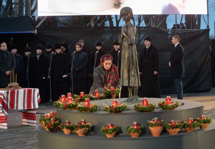 Президент України Володимир Зеленський, Голова Верховної Ради Дмитро Разумков, Прем’єр-міністр Олексій Гончарук взяли участь у церемонії вшанування пам’яті жертв голодоморів в Україні.

Президентське подружжя, а також Голова Верховної Ради Дмитро Разумков, Прем’єр-міністр Олексій Гончарук, представники дипломатичного корпусу та інші офіційні особи пройшли скорботною ходою до скульптури «Гірка пам’ять дитинства» на території Національного музею Голодомору-геноциду в Києві.
Після цього предстоятелі українських християнських церков відправили панахиду за померлими від Голодомору 1932-1933 років.

