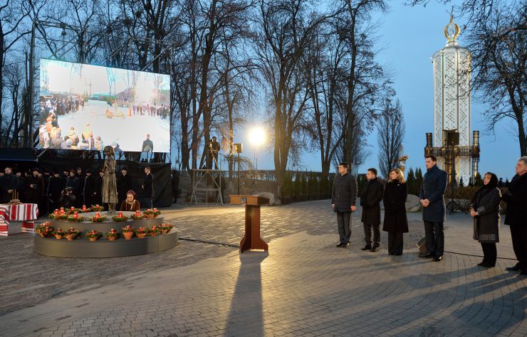 Президент України Володимир Зеленський, Голова Верховної Ради Дмитро Разумков, Прем’єр-міністр Олексій Гончарук взяли участь у церемонії вшанування пам’яті жертв голодоморів в Україні.

Президентське подружжя, а також Голова Верховної Ради Дмитро Разумков, Прем’єр-міністр Олексій Гончарук, представники дипломатичного корпусу та інші офіційні особи пройшли скорботною ходою до скульптури «Гірка пам’ять дитинства» на території Національного музею Голодомору-геноциду в Києві.
Після цього предстоятелі українських християнських церков відправили панахиду за померлими від Голодомору 1932-1933 років.
