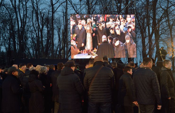 Президент України Володимир Зеленський, Голова Верховної Ради Дмитро Разумков, Прем’єр-міністр Олексій Гончарук взяли участь у церемонії вшанування пам’яті жертв голодоморів в Україні.

Президентське подружжя, а також Голова Верховної Ради Дмитро Разумков, Прем’єр-міністр Олексій Гончарук, представники дипломатичного корпусу та інші офіційні особи пройшли скорботною ходою до скульптури «Гірка пам’ять дитинства» на території Національного музею Голодомору-геноциду в Києві.
Після цього предстоятелі українських християнських церков відправили панахиду за померлими від Голодомору 1932-1933 років.
