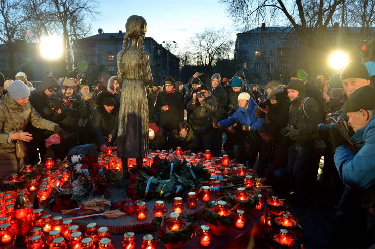 Президент України Володимир Зеленський, Голова Верховної Ради Дмитро Разумков, Прем’єр-міністр Олексій Гончарук взяли участь у церемонії вшанування пам’яті жертв голодоморів в Україні.

Президентське подружжя, а також Голова Верховної Ради Дмитро Разумков, Прем’єр-міністр Олексій Гончарук, представники дипломатичного корпусу та інші офіційні особи пройшли скорботною ходою до скульптури «Гірка пам’ять дитинства» на території Національного музею Голодомору-геноциду в Києві.
Після цього предстоятелі українських християнських церков відправили панахиду за померлими від Голодомору 1932-1933 років.
