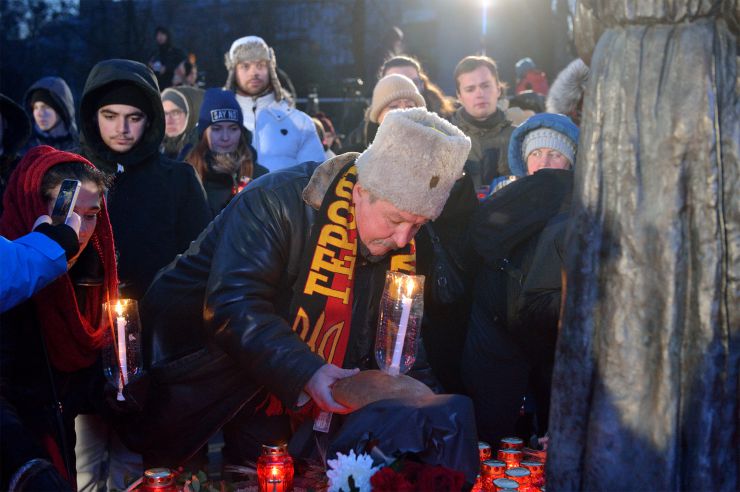 Президент України Володимир Зеленський, Голова Верховної Ради Дмитро Разумков, Прем’єр-міністр Олексій Гончарук взяли участь у церемонії вшанування пам’яті жертв голодоморів в Україні.

Президентське подружжя, а також Голова Верховної Ради Дмитро Разумков, Прем’єр-міністр Олексій Гончарук, представники дипломатичного корпусу та інші офіційні особи пройшли скорботною ходою до скульптури «Гірка пам’ять дитинства» на території Національного музею Голодомору-геноциду в Києві.
Після цього предстоятелі українських християнських церков відправили панахиду за померлими від Голодомору 1932-1933 років.
