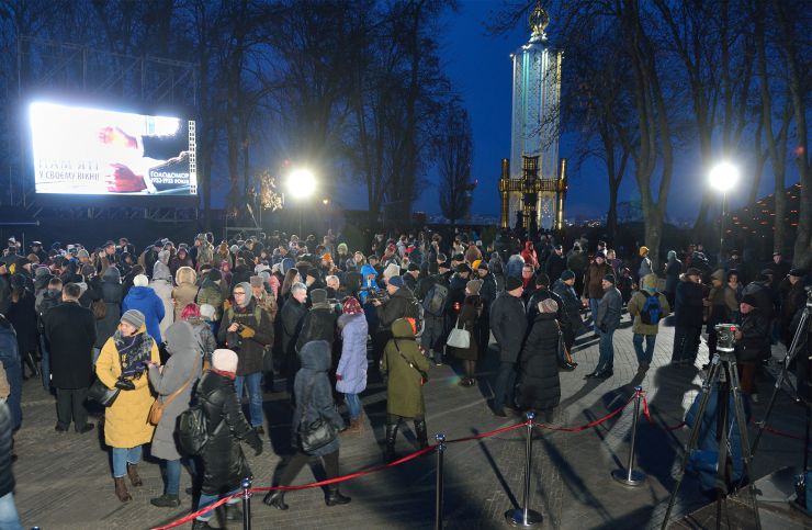 Президент України Володимир Зеленський, Голова Верховної Ради Дмитро Разумков, Прем’єр-міністр Олексій Гончарук взяли участь у церемонії вшанування пам’яті жертв голодоморів в Україні.

Президентське подружжя, а також Голова Верховної Ради Дмитро Разумков, Прем’єр-міністр Олексій Гончарук, представники дипломатичного корпусу та інші офіційні особи пройшли скорботною ходою до скульптури «Гірка пам’ять дитинства» на території Національного музею Голодомору-геноциду в Києві.
Після цього предстоятелі українських християнських церков відправили панахиду за померлими від Голодомору 1932-1933 років.
