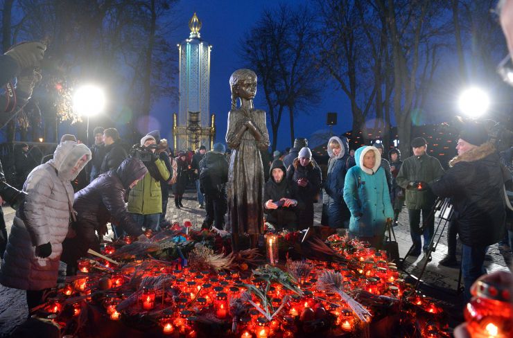 Президент України Володимир Зеленський, Голова Верховної Ради Дмитро Разумков, Прем’єр-міністр Олексій Гончарук взяли участь у церемонії вшанування пам’яті жертв голодоморів в Україні.

Президентське подружжя, а також Голова Верховної Ради Дмитро Разумков, Прем’єр-міністр Олексій Гончарук, представники дипломатичного корпусу та інші офіційні особи пройшли скорботною ходою до скульптури «Гірка пам’ять дитинства» на території Національного музею Голодомору-геноциду в Києві.
Після цього предстоятелі українських християнських церков відправили панахиду за померлими від Голодомору 1932-1933 років.
