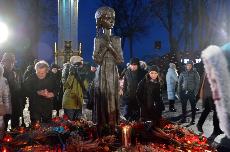 Президент України Володимир Зеленський, Голова Верховної Ради Дмитро Разумков, Прем’єр-міністр Олексій Гончарук взяли участь у церемонії вшанування пам’яті жертв голодоморів в Україні.

Президентське подружжя, а також Голова Верховної Ради Дмитро Разумков, Прем’єр-міністр Олексій Гончарук, представники дипломатичного корпусу та інші офіційні особи пройшли скорботною ходою до скульптури «Гірка пам’ять дитинства» на території Національного музею Голодомору-геноциду в Києві.
Після цього предстоятелі українських християнських церков відправили панахиду за померлими від Голодомору 1932-1933 років.
