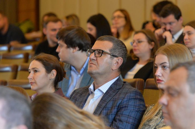 Українська школа законотворчості Інституту законодавства Верховної Ради України розпочинає навчальний цикл за програмою «Законотворча діяльність» та магістерською програмою «Європейське парламентське право».

  Перший заступник Голови Верховної Ради Руслан Стефанчук, доктор юридичних наук, професор, член-кореспондент Національної академії правових наук України, заслужений діяч науки і техніки України відкрив навчальний курс за програмою «Законотворча діяльність» та магістерською програмою «Європейське парламентське право» вступною лекцією «Формування та здійснення правової політики як основа розбудови правової держави». 
Навчальний цикл за програмою «Законотворча діяльність» та магістерською програмою «Європейське парламентське право» організований Українською школою законотворчості Інституту законодавства Верховної Ради України для народних депутатів України, їхніх помічників-консультантів та співробітників Апарату Верховної Ради. В центрі народний депутат України – Муса Магомедов -позафракційний
