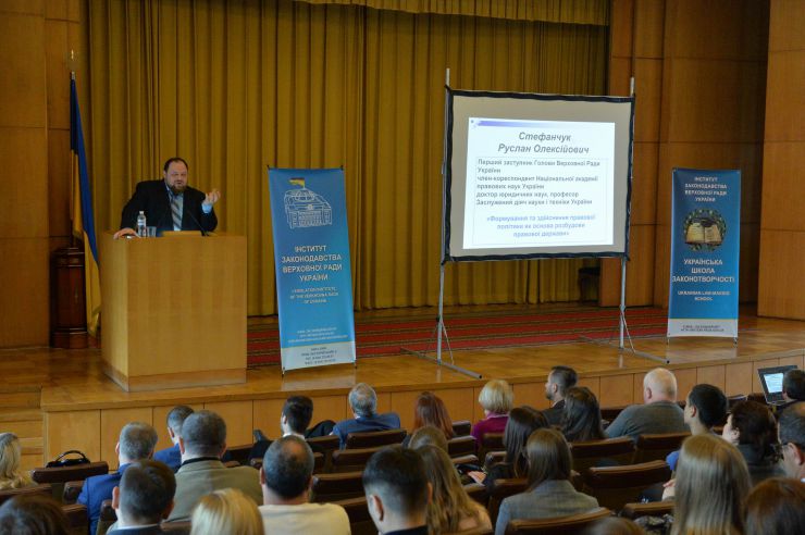 Українська школа законотворчості Інституту законодавства Верховної Ради України розпочинає навчальний цикл за програмою «Законотворча діяльність» та магістерською програмою «Європейське парламентське право».

  Перший заступник Голови Верховної Ради Руслан Стефанчук, доктор юридичних наук, професор, член-кореспондент Національної академії правових наук України, заслужений діяч науки і техніки України відкрив навчальний курс за програмою «Законотворча діяльність» та магістерською програмою «Європейське парламентське право» вступною лекцією «Формування та здійснення правової політики як основа розбудови правової держави». 
Навчальний цикл за програмою «Законотворча діяльність» та магістерською програмою «Європейське парламентське право» організований Українською школою законотворчості Інституту законодавства Верховної Ради України для народних депутатів України, їхніх помічників-консультантів та співробітників Апарату Верховної Ради.
