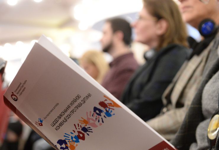 Голова Верховної Ради України Дмитро Разумков взяв участь у Міжнародній конференції «Забезпечення прав дитини в умовах збройного конфлікту».
 
26-27 листопада до 30-річчя Конвенції ООН про права дитини за ініціативою Уповноваженого Верховної Ради України з прав людини відбудеться Міжнародна конференція «Забезпечення прав дитини в умовах збройного конфлікту» за участі дітей, які стали безпосередніми свідками збройного конфлікту в Україні.
  
Партнери: Представництво Дитячого Фонду ООН (ЮНІСЕФ) в Україні, Представництво Save the Children International в Україні, Програма розвитку ООН в Україні.
 
У заході також візьмуть участь представники Уряду України, народні депутати України, представники міжнародних та національних неурядових організацій, керівники центральних органів виконавчої влади, міжнародні експерти у сфері захисту прав дитини, омбудсмени країн, в яких відбувались збройні конфлікти: Грузії, Боснії і Герцеговини, Республіки Молдова, Республіки Сербія, Республіки Північна Македонія, Республіки Албанія, Республіки Азербайджан.
