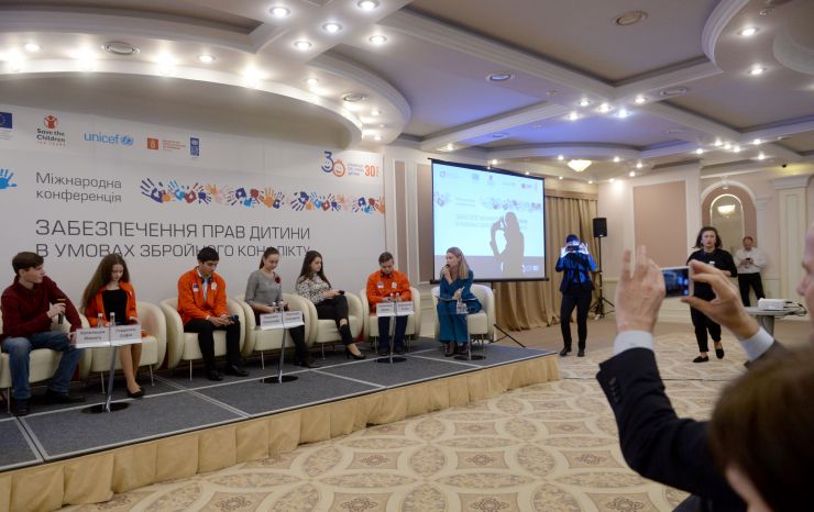 Голова Верховної Ради України Дмитро Разумков взяв участь у Міжнародній конференції «Забезпечення прав дитини в умовах збройного конфлікту».
 
26-27 листопада до 30-річчя Конвенції ООН про права дитини за ініціативою Уповноваженого Верховної Ради України з прав людини відбудеться Міжнародна конференція «Забезпечення прав дитини в умовах збройного конфлікту» за участі дітей, які стали безпосередніми свідками збройного конфлікту в Україні.
  
Партнери: Представництво Дитячого Фонду ООН (ЮНІСЕФ) в Україні, Представництво Save the Children International в Україні, Програма розвитку ООН в Україні.
 
У заході також візьмуть участь представники Уряду України, народні депутати України, представники міжнародних та національних неурядових організацій, керівники центральних органів виконавчої влади, міжнародні експерти у сфері захисту прав дитини, омбудсмени країн, в яких відбувались збройні конфлікти: Грузії, Боснії і Герцеговини, Республіки Молдова, Республіки Сербія, Республіки Північна Македонія, Республіки Албанія, Республіки Азербайджан.

