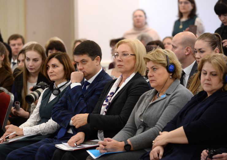 Голова Верховної Ради України Дмитро Разумков взяв участь у Міжнародній конференції «Забезпечення прав дитини в умовах збройного конфлікту».
 
26-27 листопада до 30-річчя Конвенції ООН про права дитини за ініціативою Уповноваженого Верховної Ради України з прав людини відбудеться Міжнародна конференція «Забезпечення прав дитини в умовах збройного конфлікту» за участі дітей, які стали безпосередніми свідками збройного конфлікту в Україні.
  
Партнери: Представництво Дитячого Фонду ООН (ЮНІСЕФ) в Україні, Представництво Save the Children International в Україні, Програма розвитку ООН в Україні.
 
У заході також візьмуть участь представники Уряду України, народні депутати України, представники міжнародних та національних неурядових організацій, керівники центральних органів виконавчої влади, міжнародні експерти у сфері захисту прав дитини, омбудсмени країн, в яких відбувались збройні конфлікти: Грузії, Боснії і Герцеговини, Республіки Молдова, Республіки Сербія, Республіки Північна Македонія, Республіки Албанія, Республіки Азербайджан. Людмила Денісова Уповноважений Верховної Ради України з прав людини
