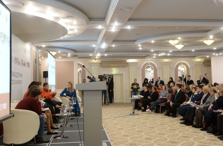 Голова Верховної Ради України Дмитро Разумков взяв участь у Міжнародній конференції «Забезпечення прав дитини в умовах збройного конфлікту».
 
26-27 листопада до 30-річчя Конвенції ООН про права дитини за ініціативою Уповноваженого Верховної Ради України з прав людини відбудеться Міжнародна конференція «Забезпечення прав дитини в умовах збройного конфлікту» за участі дітей, які стали безпосередніми свідками збройного конфлікту в Україні.
  
Партнери: Представництво Дитячого Фонду ООН (ЮНІСЕФ) в Україні, Представництво Save the Children International в Україні, Програма розвитку ООН в Україні.
 
У заході також візьмуть участь представники Уряду України, народні депутати України, представники міжнародних та національних неурядових організацій, керівники центральних органів виконавчої влади, міжнародні експерти у сфері захисту прав дитини, омбудсмени країн, в яких відбувались збройні конфлікти: Грузії, Боснії і Герцеговини, Республіки Молдова, Республіки Сербія, Республіки Північна Македонія, Республіки Албанія, Республіки Азербайджан.
