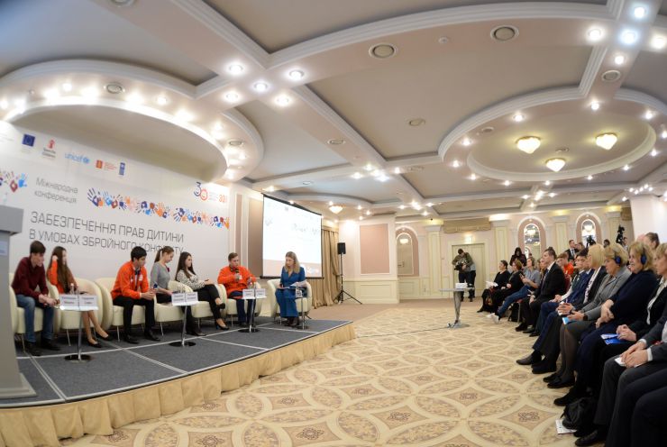Голова Верховної Ради України Дмитро Разумков взяв участь у Міжнародній конференції «Забезпечення прав дитини в умовах збройного конфлікту».
 
26-27 листопада до 30-річчя Конвенції ООН про права дитини за ініціативою Уповноваженого Верховної Ради України з прав людини відбудеться Міжнародна конференція «Забезпечення прав дитини в умовах збройного конфлікту» за участі дітей, які стали безпосередніми свідками збройного конфлікту в Україні.
  
Партнери: Представництво Дитячого Фонду ООН (ЮНІСЕФ) в Україні, Представництво Save the Children International в Україні, Програма розвитку ООН в Україні.
 
У заході також візьмуть участь представники Уряду України, народні депутати України, представники міжнародних та національних неурядових організацій, керівники центральних органів виконавчої влади, міжнародні експерти у сфері захисту прав дитини, омбудсмени країн, в яких відбувались збройні конфлікти: Грузії, Боснії і Герцеговини, Республіки Молдова, Республіки Сербія, Республіки Північна Македонія, Республіки Албанія, Республіки Азербайджан.
