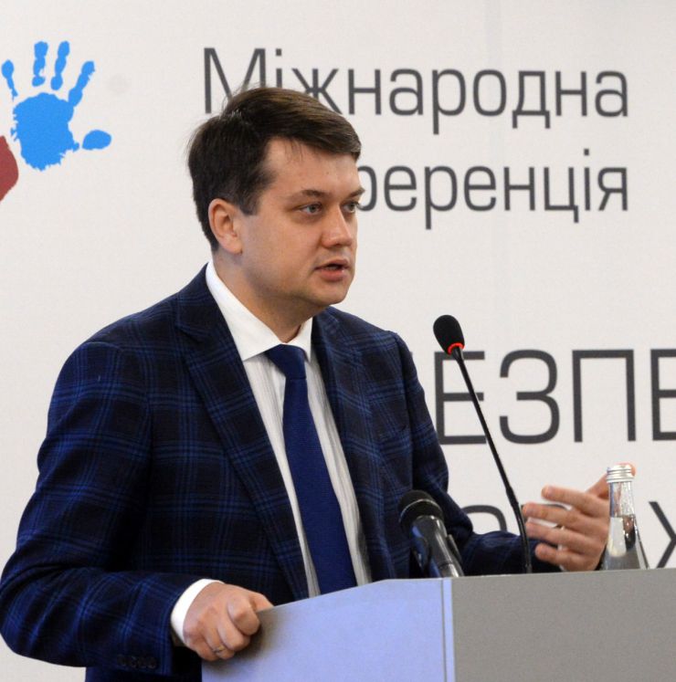 Голова Верховної Ради України Дмитро Разумков взяв участь у Міжнародній конференції «Забезпечення прав дитини в умовах збройного конфлікту».
 
26-27 листопада до 30-річчя Конвенції ООН про права дитини за ініціативою Уповноваженого Верховної Ради України з прав людини відбудеться Міжнародна конференція «Забезпечення прав дитини в умовах збройного конфлікту» за участі дітей, які стали безпосередніми свідками збройного конфлікту в Україні.
  
Партнери: Представництво Дитячого Фонду ООН (ЮНІСЕФ) в Україні, Представництво Save the Children International в Україні, Програма розвитку ООН в Україні.
 
У заході також візьмуть участь представники Уряду України, народні депутати України, представники міжнародних та національних неурядових організацій, керівники центральних органів виконавчої влади, міжнародні експерти у сфері захисту прав дитини, омбудсмени країн, в яких відбувались збройні конфлікти: Грузії, Боснії і Герцеговини, Республіки Молдова, Республіки Сербія, Республіки Північна Македонія, Республіки Албанія, Республіки Азербайджан.
