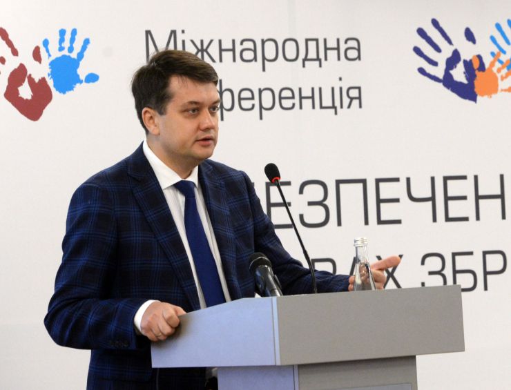 Голова Верховної Ради України Дмитро Разумков взяв участь у Міжнародній конференції «Забезпечення прав дитини в умовах збройного конфлікту».
 
26-27 листопада до 30-річчя Конвенції ООН про права дитини за ініціативою Уповноваженого Верховної Ради України з прав людини відбудеться Міжнародна конференція «Забезпечення прав дитини в умовах збройного конфлікту» за участі дітей, які стали безпосередніми свідками збройного конфлікту в Україні.
  
Партнери: Представництво Дитячого Фонду ООН (ЮНІСЕФ) в Україні, Представництво Save the Children International в Україні, Програма розвитку ООН в Україні.
 
У заході також візьмуть участь представники Уряду України, народні депутати України, представники міжнародних та національних неурядових організацій, керівники центральних органів виконавчої влади, міжнародні експерти у сфері захисту прав дитини, омбудсмени країн, в яких відбувались збройні конфлікти: Грузії, Боснії і Герцеговини, Республіки Молдова, Республіки Сербія, Республіки Північна Македонія, Республіки Албанія, Республіки Азербайджан.
