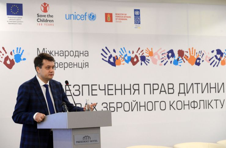 Голова Верховної Ради України Дмитро Разумков взяв участь у Міжнародній конференції «Забезпечення прав дитини в умовах збройного конфлікту».
 
26-27 листопада до 30-річчя Конвенції ООН про права дитини за ініціативою Уповноваженого Верховної Ради України з прав людини відбудеться Міжнародна конференція «Забезпечення прав дитини в умовах збройного конфлікту» за участі дітей, які стали безпосередніми свідками збройного конфлікту в Україні.
  
Партнери: Представництво Дитячого Фонду ООН (ЮНІСЕФ) в Україні, Представництво Save the Children International в Україні, Програма розвитку ООН в Україні.
 
У заході також візьмуть участь представники Уряду України, народні депутати України, представники міжнародних та національних неурядових організацій, керівники центральних органів виконавчої влади, міжнародні експерти у сфері захисту прав дитини, омбудсмени країн, в яких відбувались збройні конфлікти: Грузії, Боснії і Герцеговини, Республіки Молдова, Республіки Сербія, Республіки Північна Македонія, Республіки Албанія, Республіки Азербайджан.
