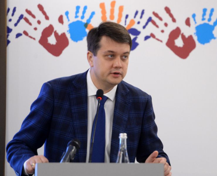Голова Верховної Ради України Дмитро Разумков взяв участь у Міжнародній конференції «Забезпечення прав дитини в умовах збройного конфлікту».
 
26-27 листопада до 30-річчя Конвенції ООН про права дитини за ініціативою Уповноваженого Верховної Ради України з прав людини відбудеться Міжнародна конференція «Забезпечення прав дитини в умовах збройного конфлікту» за участі дітей, які стали безпосередніми свідками збройного конфлікту в Україні.
  
Партнери: Представництво Дитячого Фонду ООН (ЮНІСЕФ) в Україні, Представництво Save the Children International в Україні, Програма розвитку ООН в Україні.
 
У заході також візьмуть участь представники Уряду України, народні депутати України, представники міжнародних та національних неурядових організацій, керівники центральних органів виконавчої влади, міжнародні експерти у сфері захисту прав дитини, омбудсмени країн, в яких відбувались збройні конфлікти: Грузії, Боснії і Герцеговини, Республіки Молдова, Республіки Сербія, Республіки Північна Македонія, Республіки Албанія, Республіки Азербайджан.
