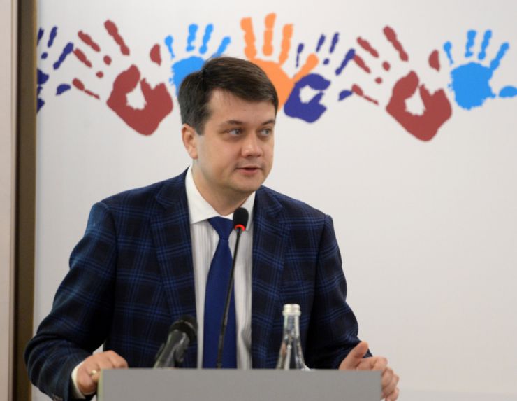 Голова Верховної Ради України Дмитро Разумков взяв участь у Міжнародній конференції «Забезпечення прав дитини в умовах збройного конфлікту».
 
26-27 листопада до 30-річчя Конвенції ООН про права дитини за ініціативою Уповноваженого Верховної Ради України з прав людини відбудеться Міжнародна конференція «Забезпечення прав дитини в умовах збройного конфлікту» за участі дітей, які стали безпосередніми свідками збройного конфлікту в Україні.
  
Партнери: Представництво Дитячого Фонду ООН (ЮНІСЕФ) в Україні, Представництво Save the Children International в Україні, Програма розвитку ООН в Україні.
 
У заході також візьмуть участь представники Уряду України, народні депутати України, представники міжнародних та національних неурядових організацій, керівники центральних органів виконавчої влади, міжнародні експерти у сфері захисту прав дитини, омбудсмени країн, в яких відбувались збройні конфлікти: Грузії, Боснії і Герцеговини, Республіки Молдова, Республіки Сербія, Республіки Північна Македонія, Республіки Албанія, Республіки Азербайджан.
