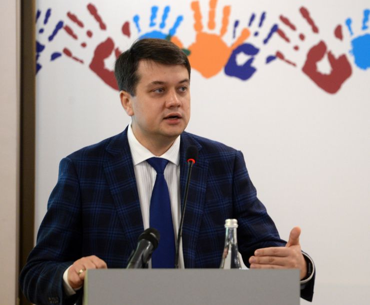 Голова Верховної Ради України Дмитро Разумков взяв участь у Міжнародній конференції «Забезпечення прав дитини в умовах збройного конфлікту».
 
26-27 листопада до 30-річчя Конвенції ООН про права дитини за ініціативою Уповноваженого Верховної Ради України з прав людини відбудеться Міжнародна конференція «Забезпечення прав дитини в умовах збройного конфлікту» за участі дітей, які стали безпосередніми свідками збройного конфлікту в Україні.
  
Партнери: Представництво Дитячого Фонду ООН (ЮНІСЕФ) в Україні, Представництво Save the Children International в Україні, Програма розвитку ООН в Україні.
 
У заході також візьмуть участь представники Уряду України, народні депутати України, представники міжнародних та національних неурядових організацій, керівники центральних органів виконавчої влади, міжнародні експерти у сфері захисту прав дитини, омбудсмени країн, в яких відбувались збройні конфлікти: Грузії, Боснії і Герцеговини, Республіки Молдова, Республіки Сербія, Республіки Північна Македонія, Республіки Албанія, Республіки Азербайджан.
