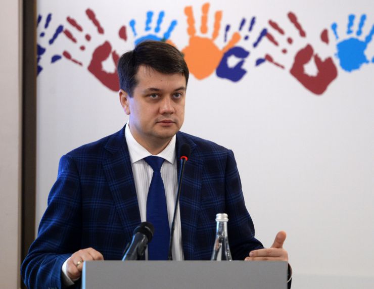 Голова Верховної Ради України Дмитро Разумков взяв участь у Міжнародній конференції «Забезпечення прав дитини в умовах збройного конфлікту».
 
26-27 листопада до 30-річчя Конвенції ООН про права дитини за ініціативою Уповноваженого Верховної Ради України з прав людини відбудеться Міжнародна конференція «Забезпечення прав дитини в умовах збройного конфлікту» за участі дітей, які стали безпосередніми свідками збройного конфлікту в Україні.
  
Партнери: Представництво Дитячого Фонду ООН (ЮНІСЕФ) в Україні, Представництво Save the Children International в Україні, Програма розвитку ООН в Україні.
 
У заході також візьмуть участь представники Уряду України, народні депутати України, представники міжнародних та національних неурядових організацій, керівники центральних органів виконавчої влади, міжнародні експерти у сфері захисту прав дитини, омбудсмени країн, в яких відбувались збройні конфлікти: Грузії, Боснії і Герцеговини, Республіки Молдова, Республіки Сербія, Республіки Північна Македонія, Республіки Албанія, Республіки Азербайджан.
