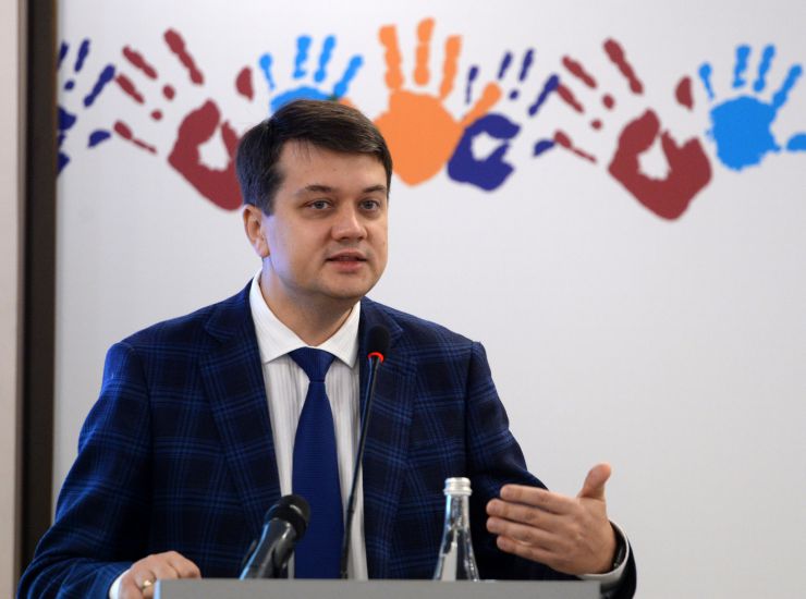 Голова Верховної Ради України Дмитро Разумков взяв участь у Міжнародній конференції «Забезпечення прав дитини в умовах збройного конфлікту».
 
26-27 листопада до 30-річчя Конвенції ООН про права дитини за ініціативою Уповноваженого Верховної Ради України з прав людини відбудеться Міжнародна конференція «Забезпечення прав дитини в умовах збройного конфлікту» за участі дітей, які стали безпосередніми свідками збройного конфлікту в Україні.
  
Партнери: Представництво Дитячого Фонду ООН (ЮНІСЕФ) в Україні, Представництво Save the Children International в Україні, Програма розвитку ООН в Україні.
 
У заході також візьмуть участь представники Уряду України, народні депутати України, представники міжнародних та національних неурядових організацій, керівники центральних органів виконавчої влади, міжнародні експерти у сфері захисту прав дитини, омбудсмени країн, в яких відбувались збройні конфлікти: Грузії, Боснії і Герцеговини, Республіки Молдова, Республіки Сербія, Республіки Північна Македонія, Республіки Албанія, Республіки Азербайджан.
