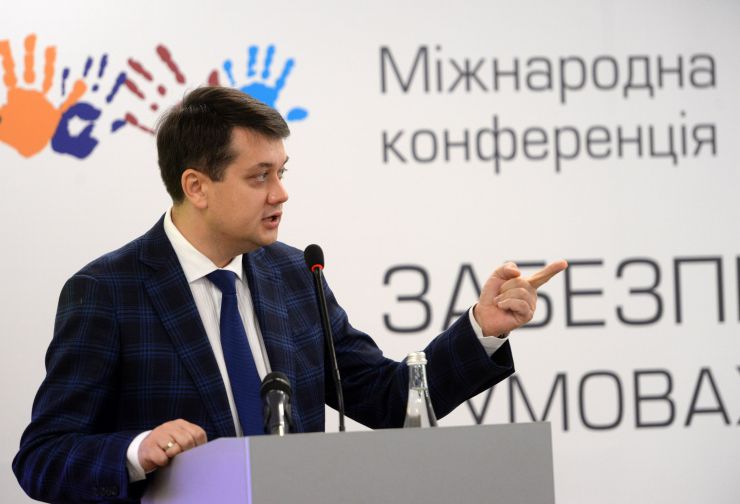 Голова Верховної Ради України Дмитро Разумков взяв участь у Міжнародній конференції «Забезпечення прав дитини в умовах збройного конфлікту».
 
26-27 листопада до 30-річчя Конвенції ООН про права дитини за ініціативою Уповноваженого Верховної Ради України з прав людини відбудеться Міжнародна конференція «Забезпечення прав дитини в умовах збройного конфлікту» за участі дітей, які стали безпосередніми свідками збройного конфлікту в Україні.
  
Партнери: Представництво Дитячого Фонду ООН (ЮНІСЕФ) в Україні, Представництво Save the Children International в Україні, Програма розвитку ООН в Україні.
 
У заході також візьмуть участь представники Уряду України, народні депутати України, представники міжнародних та національних неурядових організацій, керівники центральних органів виконавчої влади, міжнародні експерти у сфері захисту прав дитини, омбудсмени країн, в яких відбувались збройні конфлікти: Грузії, Боснії і Герцеговини, Республіки Молдова, Республіки Сербія, Республіки Північна Македонія, Республіки Албанія, Республіки Азербайджан.
