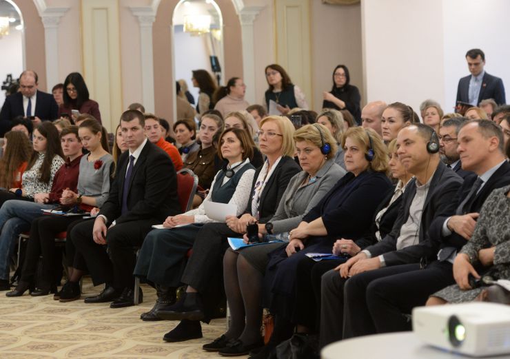 Голова Верховної Ради України Дмитро Разумков взяв участь у Міжнародній конференції «Забезпечення прав дитини в умовах збройного конфлікту».
 
26-27 листопада до 30-річчя Конвенції ООН про права дитини за ініціативою Уповноваженого Верховної Ради України з прав людини відбудеться Міжнародна конференція «Забезпечення прав дитини в умовах збройного конфлікту» за участі дітей, які стали безпосередніми свідками збройного конфлікту в Україні.
  
Партнери: Представництво Дитячого Фонду ООН (ЮНІСЕФ) в Україні, Представництво Save the Children International в Україні, Програма розвитку ООН в Україні.
 
У заході також візьмуть участь представники Уряду України, народні депутати України, представники міжнародних та національних неурядових організацій, керівники центральних органів виконавчої влади, міжнародні експерти у сфері захисту прав дитини, омбудсмени країн, в яких відбувались збройні конфлікти: Грузії, Боснії і Герцеговини, Республіки Молдова, Республіки Сербія, Республіки Північна Македонія, Республіки Албанія, Республіки Азербайджан. Людмила Денісова Уповноважений Верховної Ради України з прав людини
