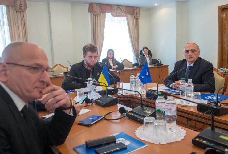 12-а сесія Парламентської асамблеї Організації за демократію та економічний розвиток – ГУАМ продовжує свою роботу у Верховній Раді України. 

Засідання Комітета ПА ГУАМ з торгово-економічних питань. Координатор програм ГУАМ ( Грузія) Теймураз Кіладзе,Голова ПА ГУАМ, Голова Постійної делегації ВР України в ПА ГУАМ Святослав Юраш, Генеральний секретар ГУАМ Алтай Ефендієв
