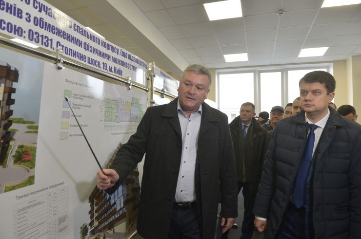 Голова Верховної Ради України Дмитро Разумков спільно з членами Комітету з питань бюджету ознайомився з концепцією розвитку Олімпійського навчально-спортивного центру «Конча-Заспа». 
Народні депутати оглянули основні будівлі підприємства, призначені для тренування, відновлення, проживання та харчування спортсменів, а також ознайомилися з презентацією концепції розвитку Центру. Зокрема, важливою його частиною як головної складової спортивної інфраструктури України мають стати спорудження сучасного плавального комплексу олімпійського класу, будівництво інклюзивного спального корпусу та реконструкція і технічне переоснащення комплексного ігрового залу.
«Дуже важливо, щоб Україна повернула собі звання однієї з найбільш потужних спортивних держав. Ми втратили цей темп, але треба наздоганяти і виходити на нові показники. Кожен із трьох головних проектів, що пропонуються до реалізації, є важливим. - наголосив Голова Парламенту і підкреслив: - Необхідно створити нормальні умови не лише для тренувань, а й для проживання, щоб українські олімпійці відчували себе на рівні зі спортсменами як із сусідніх країн, так і з країн далекого зарубіжжя. Ми зі свого боку будемо максимально цьому сприяти». 
Дмитро Разумков також зауважив, що у Державному бюджеті України на 2020 рік передбачено кошти на розвиток Олімпійського навчально-спортивного центру «Конча-Заспа». Голова Парламенту України переконаний, що закладені у головному фінансовому документі показники щодо надходжень та видатків будуть виконані, що дасть можливість розпочати будівництво та відкрити нові складові комплексу.

Комітету з питань бюджету на виїзному засіданні на території державного підприємства  Олімпійський навчально-спортивний комплекс «Конча –Заспа» заслухав питання про діяльність Центру та надання йому фінансової підтримки з державного бюджету.
