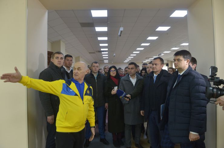 Голова Верховної Ради України Дмитро Разумков спільно з членами Комітету з питань бюджету ознайомився з концепцією розвитку Олімпійського навчально-спортивного центру «Конча-Заспа». 
Народні депутати оглянули основні будівлі підприємства, призначені для тренування, відновлення, проживання та харчування спортсменів, а також ознайомилися з презентацією концепції розвитку Центру. Зокрема, важливою його частиною як головної складової спортивної інфраструктури України мають стати спорудження сучасного плавального комплексу олімпійського класу, будівництво інклюзивного спального корпусу та реконструкція і технічне переоснащення комплексного ігрового залу.
«Дуже важливо, щоб Україна повернула собі звання однієї з найбільш потужних спортивних держав. Ми втратили цей темп, але треба наздоганяти і виходити на нові показники. Кожен із трьох головних проектів, що пропонуються до реалізації, є важливим. - наголосив Голова Парламенту і підкреслив: - Необхідно створити нормальні умови не лише для тренувань, а й для проживання, щоб українські олімпійці відчували себе на рівні зі спортсменами як із сусідніх країн, так і з країн далекого зарубіжжя. Ми зі свого боку будемо максимально цьому сприяти». 
Дмитро Разумков також зауважив, що у Державному бюджеті України на 2020 рік передбачено кошти на розвиток Олімпійського навчально-спортивного центру «Конча-Заспа». Голова Парламенту України переконаний, що закладені у головному фінансовому документі показники щодо надходжень та видатків будуть виконані, що дасть можливість розпочати будівництво та відкрити нові складові комплексу.

Комітету з питань бюджету на виїзному засіданні на території державного підприємства  Олімпійський навчально-спортивний комплекс «Конча –Заспа» заслухав питання про діяльність Центру та надання йому фінансової підтримки з державного бюджету.
