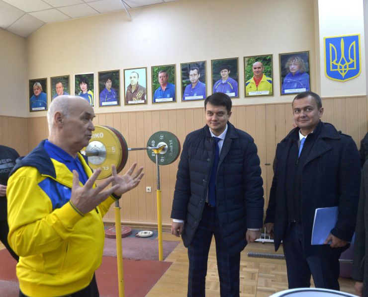 Голова Верховної Ради України Дмитро Разумков спільно з членами Комітету з питань бюджету ознайомився з концепцією розвитку Олімпійського навчально-спортивного центру «Конча-Заспа». 
Народні депутати оглянули основні будівлі підприємства, призначені для тренування, відновлення, проживання та харчування спортсменів, а також ознайомилися з презентацією концепції розвитку Центру. Зокрема, важливою його частиною як головної складової спортивної інфраструктури України мають стати спорудження сучасного плавального комплексу олімпійського класу, будівництво інклюзивного спального корпусу та реконструкція і технічне переоснащення комплексного ігрового залу.
«Дуже важливо, щоб Україна повернула собі звання однієї з найбільш потужних спортивних держав. Ми втратили цей темп, але треба наздоганяти і виходити на нові показники. Кожен із трьох головних проектів, що пропонуються до реалізації, є важливим. - наголосив Голова Парламенту і підкреслив: - Необхідно створити нормальні умови не лише для тренувань, а й для проживання, щоб українські олімпійці відчували себе на рівні зі спортсменами як із сусідніх країн, так і з країн далекого зарубіжжя. Ми зі свого боку будемо максимально цьому сприяти». 
Дмитро Разумков також зауважив, що у Державному бюджеті України на 2020 рік передбачено кошти на розвиток Олімпійського навчально-спортивного центру «Конча-Заспа». Голова Парламенту України переконаний, що закладені у головному фінансовому документі показники щодо надходжень та видатків будуть виконані, що дасть можливість розпочати будівництво та відкрити нові складові комплексу.

Комітету з питань бюджету на виїзному засіданні на території державного підприємства  Олімпійський навчально-спортивний комплекс «Конча –Заспа» заслухав питання про діяльність Центру та надання йому фінансової підтримки з державного бюджету. Голова Комітету з питань бюджету Юрій Арістов
