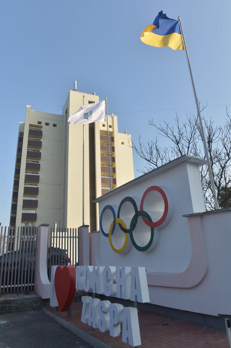 Голова Верховної Ради України Дмитро Разумков спільно з членами Комітету з питань бюджету ознайомився з концепцією розвитку Олімпійського навчально-спортивного центру «Конча-Заспа». 
Народні депутати оглянули основні будівлі підприємства, призначені для тренування, відновлення, проживання та харчування спортсменів, а також ознайомилися з презентацією концепції розвитку Центру. Зокрема, важливою його частиною як головної складової спортивної інфраструктури України мають стати спорудження сучасного плавального комплексу олімпійського класу, будівництво інклюзивного спального корпусу та реконструкція і технічне переоснащення комплексного ігрового залу.
«Дуже важливо, щоб Україна повернула собі звання однієї з найбільш потужних спортивних держав. Ми втратили цей темп, але треба наздоганяти і виходити на нові показники. Кожен із трьох головних проектів, що пропонуються до реалізації, є важливим. - наголосив Голова Парламенту і підкреслив: - Необхідно створити нормальні умови не лише для тренувань, а й для проживання, щоб українські олімпійці відчували себе на рівні зі спортсменами як із сусідніх країн, так і з країн далекого зарубіжжя. Ми зі свого боку будемо максимально цьому сприяти». 
Дмитро Разумков також зауважив, що у Державному бюджеті України на 2020 рік передбачено кошти на розвиток Олімпійського навчально-спортивного центру «Конча-Заспа». Голова Парламенту України переконаний, що закладені у головному фінансовому документі показники щодо надходжень та видатків будуть виконані, що дасть можливість розпочати будівництво та відкрити нові складові комплексу.

Комітету з питань бюджету на виїзному засіданні на території державного підприємства  Олімпійський навчально-спортивний комплекс «Конча –Заспа» заслухав питання про діяльність Центру та надання йому фінансової підтримки з державного бюджету.
