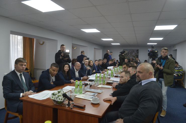 Голова Верховної Ради України Дмитро Разумков спільно з членами Комітету з питань бюджету ознайомився з концепцією розвитку Олімпійського навчально-спортивного центру «Конча-Заспа». 
Народні депутати оглянули основні будівлі підприємства, призначені для тренування, відновлення, проживання та харчування спортсменів, а також ознайомилися з презентацією концепції розвитку Центру. Зокрема, важливою його частиною як головної складової спортивної інфраструктури України мають стати спорудження сучасного плавального комплексу олімпійського класу, будівництво інклюзивного спального корпусу та реконструкція і технічне переоснащення комплексного ігрового залу.
«Дуже важливо, щоб Україна повернула собі звання однієї з найбільш потужних спортивних держав. Ми втратили цей темп, але треба наздоганяти і виходити на нові показники. Кожен із трьох головних проектів, що пропонуються до реалізації, є важливим. - наголосив Голова Парламенту і підкреслив: - Необхідно створити нормальні умови не лише для тренувань, а й для проживання, щоб українські олімпійці відчували себе на рівні зі спортсменами як із сусідніх країн, так і з країн далекого зарубіжжя. Ми зі свого боку будемо максимально цьому сприяти». 
Дмитро Разумков також зауважив, що у Державному бюджеті України на 2020 рік передбачено кошти на розвиток Олімпійського навчально-спортивного центру «Конча-Заспа». Голова Парламенту України переконаний, що закладені у головному фінансовому документі показники щодо надходжень та видатків будуть виконані, що дасть можливість розпочати будівництво та відкрити нові складові комплексу.

Комітету з питань бюджету на виїзному засіданні на території державного підприємства  Олімпійський навчально-спортивний комплекс «Конча –Заспа» заслухав питання про діяльність Центру та надання йому фінансової підтримки з державного бюджету.
