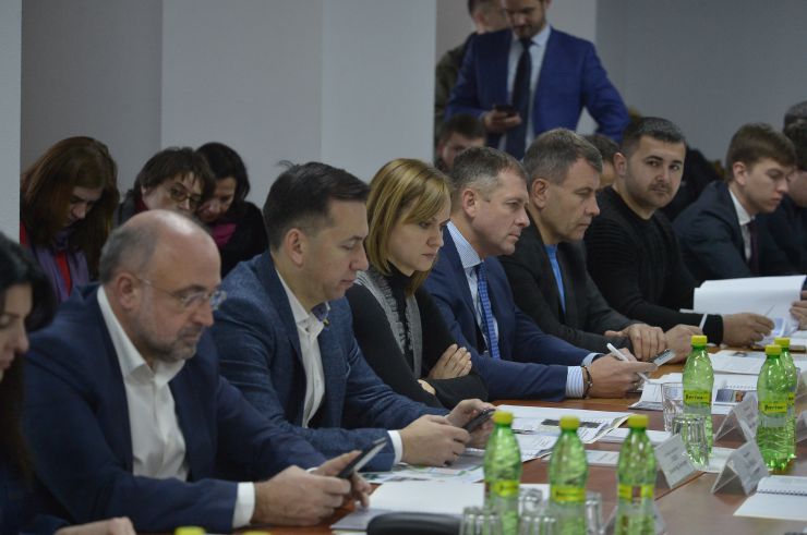 Голова Верховної Ради України Дмитро Разумков спільно з членами Комітету з питань бюджету ознайомився з концепцією розвитку Олімпійського навчально-спортивного центру «Конча-Заспа». 
Народні депутати оглянули основні будівлі підприємства, призначені для тренування, відновлення, проживання та харчування спортсменів, а також ознайомилися з презентацією концепції розвитку Центру. Зокрема, важливою його частиною як головної складової спортивної інфраструктури України мають стати спорудження сучасного плавального комплексу олімпійського класу, будівництво інклюзивного спального корпусу та реконструкція і технічне переоснащення комплексного ігрового залу.
«Дуже важливо, щоб Україна повернула собі звання однієї з найбільш потужних спортивних держав. Ми втратили цей темп, але треба наздоганяти і виходити на нові показники. Кожен із трьох головних проектів, що пропонуються до реалізації, є важливим. - наголосив Голова Парламенту і підкреслив: - Необхідно створити нормальні умови не лише для тренувань, а й для проживання, щоб українські олімпійці відчували себе на рівні зі спортсменами як із сусідніх країн, так і з країн далекого зарубіжжя. Ми зі свого боку будемо максимально цьому сприяти». 
Дмитро Разумков також зауважив, що у Державному бюджеті України на 2020 рік передбачено кошти на розвиток Олімпійського навчально-спортивного центру «Конча-Заспа». Голова Парламенту України переконаний, що закладені у головному фінансовому документі показники щодо надходжень та видатків будуть виконані, що дасть можливість розпочати будівництво та відкрити нові складові комплексу.

Комітету з питань бюджету на виїзному засіданні на території державного підприємства  Олімпійський навчально-спортивний комплекс «Конча –Заспа» заслухав питання про діяльність Центру та надання йому фінансової підтримки з державного бюджету.
