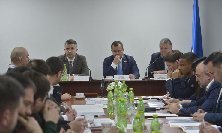 Голова Верховної Ради України Дмитро Разумков спільно з членами Комітету з питань бюджету ознайомився з концепцією розвитку Олімпійського навчально-спортивного центру «Конча-Заспа». 
Народні депутати оглянули основні будівлі підприємства, призначені для тренування, відновлення, проживання та харчування спортсменів, а також ознайомилися з презентацією концепції розвитку Центру. Зокрема, важливою його частиною як головної складової спортивної інфраструктури України мають стати спорудження сучасного плавального комплексу олімпійського класу, будівництво інклюзивного спального корпусу та реконструкція і технічне переоснащення комплексного ігрового залу.
«Дуже важливо, щоб Україна повернула собі звання однієї з найбільш потужних спортивних держав. Ми втратили цей темп, але треба наздоганяти і виходити на нові показники. Кожен із трьох головних проектів, що пропонуються до реалізації, є важливим. - наголосив Голова Парламенту і підкреслив: - Необхідно створити нормальні умови не лише для тренувань, а й для проживання, щоб українські олімпійці відчували себе на рівні зі спортсменами як із сусідніх країн, так і з країн далекого зарубіжжя. Ми зі свого боку будемо максимально цьому сприяти». 
Дмитро Разумков також зауважив, що у Державному бюджеті України на 2020 рік передбачено кошти на розвиток Олімпійського навчально-спортивного центру «Конча-Заспа». Голова Парламенту України переконаний, що закладені у головному фінансовому документі показники щодо надходжень та видатків будуть виконані, що дасть можливість розпочати будівництво та відкрити нові складові комплексу.

Комітету з питань бюджету на виїзному засіданні на території державного підприємства  Олімпійський навчально-спортивний комплекс «Конча –Заспа» заслухав питання про діяльність Центру та надання йому фінансової підтримки з державного бюджету. Секретар комітету Володимир Цабаль голова Комітету з питань бюджету Юрій Арістов директор Олімпійського навчально-спортивного центру «Конча-Заспа» Андрій Крилюк
