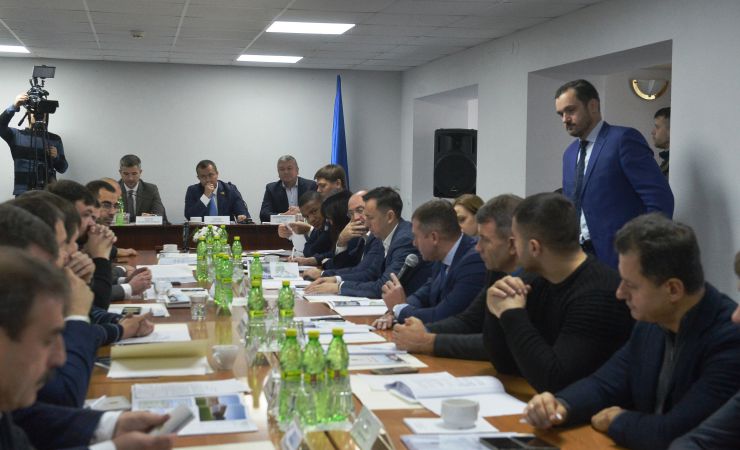 Голова Верховної Ради України Дмитро Разумков спільно з членами Комітету з питань бюджету ознайомився з концепцією розвитку Олімпійського навчально-спортивного центру «Конча-Заспа». 
Народні депутати оглянули основні будівлі підприємства, призначені для тренування, відновлення, проживання та харчування спортсменів, а також ознайомилися з презентацією концепції розвитку Центру. Зокрема, важливою його частиною як головної складової спортивної інфраструктури України мають стати спорудження сучасного плавального комплексу олімпійського класу, будівництво інклюзивного спального корпусу та реконструкція і технічне переоснащення комплексного ігрового залу.
«Дуже важливо, щоб Україна повернула собі звання однієї з найбільш потужних спортивних держав. Ми втратили цей темп, але треба наздоганяти і виходити на нові показники. Кожен із трьох головних проектів, що пропонуються до реалізації, є важливим. - наголосив Голова Парламенту і підкреслив: - Необхідно створити нормальні умови не лише для тренувань, а й для проживання, щоб українські олімпійці відчували себе на рівні зі спортсменами як із сусідніх країн, так і з країн далекого зарубіжжя. Ми зі свого боку будемо максимально цьому сприяти». 
Дмитро Разумков також зауважив, що у Державному бюджеті України на 2020 рік передбачено кошти на розвиток Олімпійського навчально-спортивного центру «Конча-Заспа». Голова Парламенту України переконаний, що закладені у головному фінансовому документі показники щодо надходжень та видатків будуть виконані, що дасть можливість розпочати будівництво та відкрити нові складові комплексу.

Комітету з питань бюджету на виїзному засіданні на території державного підприємства  Олімпійський навчально-спортивний комплекс «Конча –Заспа» заслухав питання про діяльність Центру та надання йому фінансової підтримки з державного бюджету. Секретар комітету Володимир Цабаль голова Комітету з питань бюджету Юрій Арістов директор Олімпійського навчально-спортивного центру «Конча-Заспа» Андрій Крилюк
