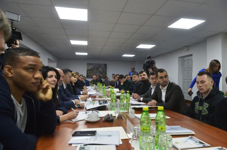 Голова Верховної Ради України Дмитро Разумков спільно з членами Комітету з питань бюджету ознайомився з концепцією розвитку Олімпійського навчально-спортивного центру «Конча-Заспа». 
Народні депутати оглянули основні будівлі підприємства, призначені для тренування, відновлення, проживання та харчування спортсменів, а також ознайомилися з презентацією концепції розвитку Центру. Зокрема, важливою його частиною як головної складової спортивної інфраструктури України мають стати спорудження сучасного плавального комплексу олімпійського класу, будівництво інклюзивного спального корпусу та реконструкція і технічне переоснащення комплексного ігрового залу.
«Дуже важливо, щоб Україна повернула собі звання однієї з найбільш потужних спортивних держав. Ми втратили цей темп, але треба наздоганяти і виходити на нові показники. Кожен із трьох головних проектів, що пропонуються до реалізації, є важливим. - наголосив Голова Парламенту і підкреслив: - Необхідно створити нормальні умови не лише для тренувань, а й для проживання, щоб українські олімпійці відчували себе на рівні зі спортсменами як із сусідніх країн, так і з країн далекого зарубіжжя. Ми зі свого боку будемо максимально цьому сприяти». 
Дмитро Разумков також зауважив, що у Державному бюджеті України на 2020 рік передбачено кошти на розвиток Олімпійського навчально-спортивного центру «Конча-Заспа». Голова Парламенту України переконаний, що закладені у головному фінансовому документі показники щодо надходжень та видатків будуть виконані, що дасть можливість розпочати будівництво та відкрити нові складові комплексу.

Комітету з питань бюджету на виїзному засіданні на території державного підприємства  Олімпійський навчально-спортивний комплекс «Конча –Заспа» заслухав питання про діяльність Центру та надання йому фінансової підтримки з державного бюджету. Жан Беленюк
