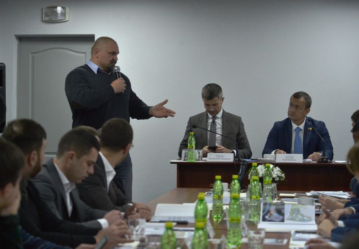 Голова Верховної Ради України Дмитро Разумков спільно з членами Комітету з питань бюджету ознайомився з концепцією розвитку Олімпійського навчально-спортивного центру «Конча-Заспа». 
Народні депутати оглянули основні будівлі підприємства, призначені для тренування, відновлення, проживання та харчування спортсменів, а також ознайомилися з презентацією концепції розвитку Центру. Зокрема, важливою його частиною як головної складової спортивної інфраструктури України мають стати спорудження сучасного плавального комплексу олімпійського класу, будівництво інклюзивного спального корпусу та реконструкція і технічне переоснащення комплексного ігрового залу.
«Дуже важливо, щоб Україна повернула собі звання однієї з найбільш потужних спортивних держав. Ми втратили цей темп, але треба наздоганяти і виходити на нові показники. Кожен із трьох головних проектів, що пропонуються до реалізації, є важливим. - наголосив Голова Парламенту і підкреслив: - Необхідно створити нормальні умови не лише для тренувань, а й для проживання, щоб українські олімпійці відчували себе на рівні зі спортсменами як із сусідніх країн, так і з країн далекого зарубіжжя. Ми зі свого боку будемо максимально цьому сприяти». 
Дмитро Разумков також зауважив, що у Державному бюджеті України на 2020 рік передбачено кошти на розвиток Олімпійського навчально-спортивного центру «Конча-Заспа». Голова Парламенту України переконаний, що закладені у головному фінансовому документі показники щодо надходжень та видатків будуть виконані, що дасть можливість розпочати будівництво та відкрити нові складові комплексу.

Комітету з питань бюджету на виїзному засіданні на території державного підприємства  Олімпійський навчально-спортивний комплекс «Конча –Заспа» заслухав питання про діяльність Центру та надання йому фінансової підтримки з державного бюджету. Атлет Василь Вирастюк секретар комітету Володимир Цабаль голова Комітету з питань бюджету Юрій Арістов
