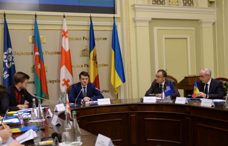Голова Верховної Ради України Дмитро Разумков взяв участь у відкритті 12-ої сесії Парламентської асамблеї Організації за демократію та економічний розвиток – ГУАМ
 
Також участь у відкритті заходу взяли заступник Міністра закордонних справ України В.Боднар, Голова ПА ГУАМ, Голова Постійної делегації ВР України в ПА ГУАМ С.Юраш, Голова Постійної делегації Азербайджану в ПА ГУАМ А.Карімлі, Голова Постійної делегації Грузії в ПА ГУАМ Г.Мосідзе, Голова Постійної делегації Молдови в ПА ГУАМ О.Жиздан, Генеральний секретар ГУАМ А.Ефендієв та Президент Балтійської Асамблеї Я.Вуцанс.
