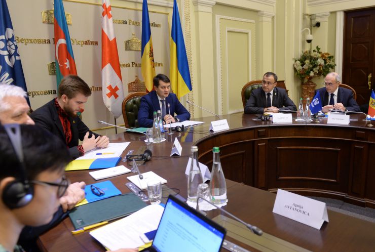 Голова Верховної Ради України Дмитро Разумков взяв участь у відкритті 12-ої сесії Парламентської асамблеї Організації за демократію та економічний розвиток – ГУАМ
 
Також участь у відкритті заходу взяли заступник Міністра закордонних справ України В.Боднар, Голова ПА ГУАМ, Голова Постійної делегації ВР України в ПА ГУАМ С.Юраш, Голова Постійної делегації Азербайджану в ПА ГУАМ А.Карімлі, Голова Постійної делегації Грузії в ПА ГУАМ Г.Мосідзе, Голова Постійної делегації Молдови в ПА ГУАМ О.Жиздан, Генеральний секретар ГУАМ А.Ефендієв та Президент Балтійської Асамблеї Я.Вуцанс.
