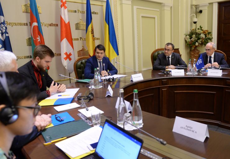 Голова Верховної Ради України Дмитро Разумков взяв участь у відкритті 12-ої сесії Парламентської асамблеї Організації за демократію та економічний розвиток – ГУАМ
 
Також участь у відкритті заходу взяли заступник Міністра закордонних справ України В.Боднар, Голова ПА ГУАМ, Голова Постійної делегації ВР України в ПА ГУАМ С.Юраш, Голова Постійної делегації Азербайджану в ПА ГУАМ А.Карімлі, Голова Постійної делегації Грузії в ПА ГУАМ Г.Мосідзе, Голова Постійної делегації Молдови в ПА ГУАМ О.Жиздан, Генеральний секретар ГУАМ А.Ефендієв та Президент Балтійської Асамблеї Я.Вуцанс.
