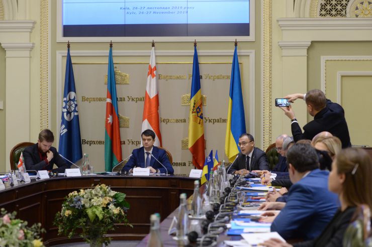 Голова Верховної Ради України Дмитро Разумков взяв участь у відкритті 12-ої сесії Парламентської асамблеї Організації за демократію та економічний розвиток – ГУАМ
 
Також участь у відкритті заходу взяли заступник Міністра закордонних справ України В.Боднар, Голова ПА ГУАМ, Голова Постійної делегації ВР України в ПА ГУАМ С.Юраш, Голова Постійної делегації Азербайджану в ПА ГУАМ А.Карімлі, Голова Постійної делегації Грузії в ПА ГУАМ Г.Мосідзе, Голова Постійної делегації Молдови в ПА ГУАМ О.Жиздан, Генеральний секретар ГУАМ А.Ефендієв та Президент Балтійської Асамблеї Я.Вуцанс.
