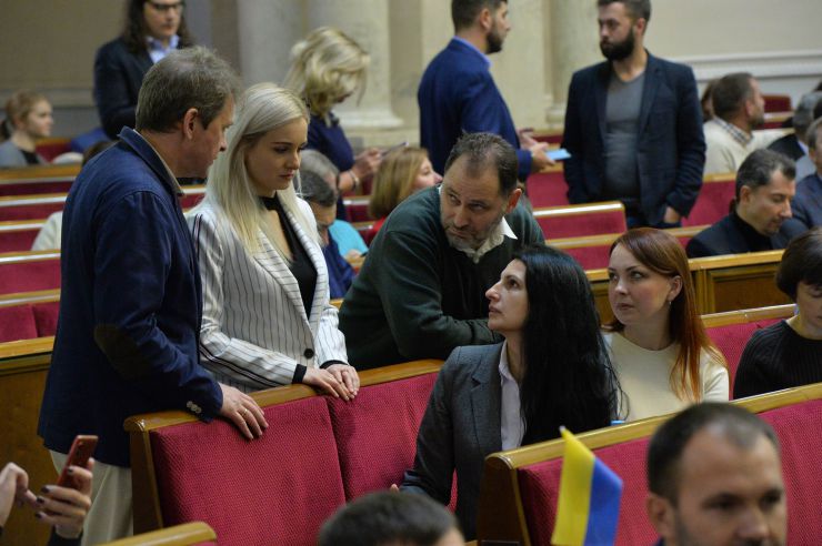 Парламентські слухання на тему: «Пріоритети екологічної політики Верховної Ради України на наступні п'ять років» 

Заступник Голови Верховної Ради України Олена Кондратюк відкриваючи парламентські слухання на тему: «Пріоритети екологічної політики Верховної Ради України на наступні п'ять років», зазначила, що попередні слухання проводилися у 2018 році і на них обговорювалися реалізації в Україні міжнародних документів щодо запобігання змінам клімату.

Слухання ініційовані Комітетом Верховної Ради України з питань екологічної політики та природокористування.

Головуюча запросила до доповіді Міністра енергетики та захисту довкілля України Олексія Оржеля (KLM_3938, 54). Міністр звернув увагу, що Україна знаходиться у світовому тренді, створивши нове міністерство. 
«Сьогодні є пріоритезація питань захисту від негативних кліматичних змін, а також питання енергоефективності», - сказав Олексій Оржель.
