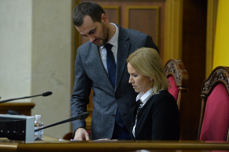 Парламентські слухання на тему: «Пріоритети екологічної політики Верховної Ради України на наступні п'ять років» 

Заступник Голови Верховної Ради України Олена Кондратюк відкриваючи парламентські слухання на тему: «Пріоритети екологічної політики Верховної Ради України на наступні п'ять років», зазначила, що попередні слухання проводилися у 2018 році і на них обговорювалися реалізації в Україні міжнародних документів щодо запобігання змінам клімату.

Слухання ініційовані Комітетом Верховної Ради України з питань екологічної політики та природокористування.

Головуюча запросила до доповіді Міністра енергетики та захисту довкілля України Олексія Оржеля (KLM_3938, 54). Міністр звернув увагу, що Україна знаходиться у світовому тренді, створивши нове міністерство. 
«Сьогодні є пріоритезація питань захисту від негативних кліматичних змін, а також питання енергоефективності», - сказав Олексій Оржель.
