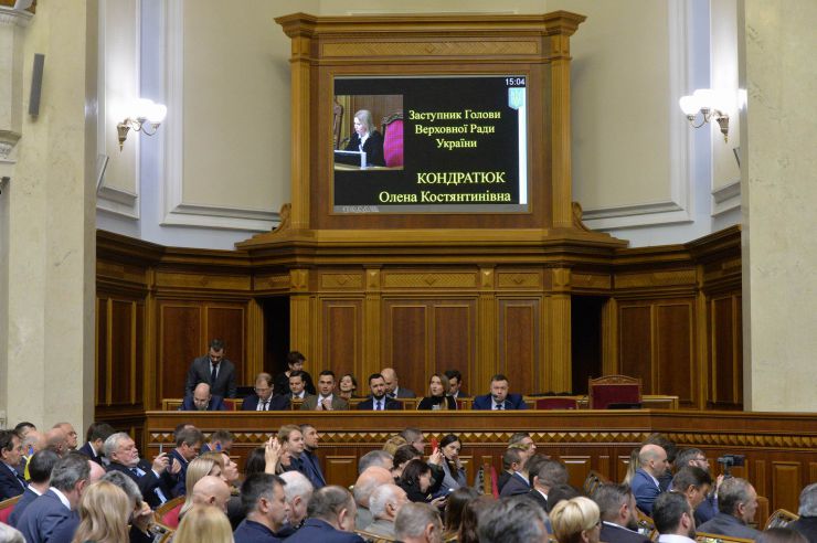 Парламентські слухання на тему: «Пріоритети екологічної політики Верховної Ради України на наступні п'ять років» 

Заступник Голови Верховної Ради України Олена Кондратюк відкриваючи парламентські слухання на тему: «Пріоритети екологічної політики Верховної Ради України на наступні п'ять років», зазначила, що попередні слухання проводилися у 2018 році і на них обговорювалися реалізації в Україні міжнародних документів щодо запобігання змінам клімату.

Слухання ініційовані Комітетом Верховної Ради України з питань екологічної політики та природокористування.

Головуюча запросила до доповіді Міністра енергетики та захисту довкілля України Олексія Оржеля (KLM_3938, 54). Міністр звернув увагу, що Україна знаходиться у світовому тренді, створивши нове міністерство. 
«Сьогодні є пріоритезація питань захисту від негативних кліматичних змін, а також питання енергоефективності», - сказав Олексій Оржель.
