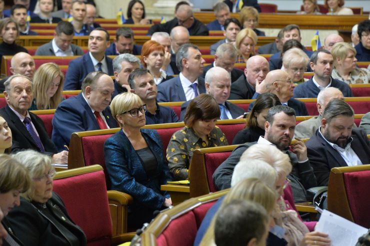 Парламентські слухання на тему: «Пріоритети екологічної політики Верховної Ради України на наступні п'ять років» 

Заступник Голови Верховної Ради України Олена Кондратюк відкриваючи парламентські слухання на тему: «Пріоритети екологічної політики Верховної Ради України на наступні п'ять років», зазначила, що попередні слухання проводилися у 2018 році і на них обговорювалися реалізації в Україні міжнародних документів щодо запобігання змінам клімату.

Слухання ініційовані Комітетом Верховної Ради України з питань екологічної політики та природокористування.

Головуюча запросила до доповіді Міністра енергетики та захисту довкілля України Олексія Оржеля (KLM_3938, 54). Міністр звернув увагу, що Україна знаходиться у світовому тренді, створивши нове міністерство. 
«Сьогодні є пріоритезація питань захисту від негативних кліматичних змін, а також питання енергоефективності», - сказав Олексій Оржель.
