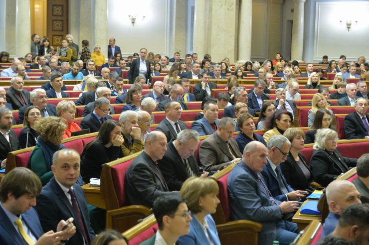 Парламентські слухання на тему: «Пріоритети екологічної політики Верховної Ради України на наступні п'ять років» 

Заступник Голови Верховної Ради України Олена Кондратюк відкриваючи парламентські слухання на тему: «Пріоритети екологічної політики Верховної Ради України на наступні п'ять років», зазначила, що попередні слухання проводилися у 2018 році і на них обговорювалися реалізації в Україні міжнародних документів щодо запобігання змінам клімату.

Слухання ініційовані Комітетом Верховної Ради України з питань екологічної політики та природокористування.

Головуюча запросила до доповіді Міністра енергетики та захисту довкілля України Олексія Оржеля (KLM_3938, 54). Міністр звернув увагу, що Україна знаходиться у світовому тренді, створивши нове міністерство. 
«Сьогодні є пріоритезація питань захисту від негативних кліматичних змін, а також питання енергоефективності», - сказав Олексій Оржель.
